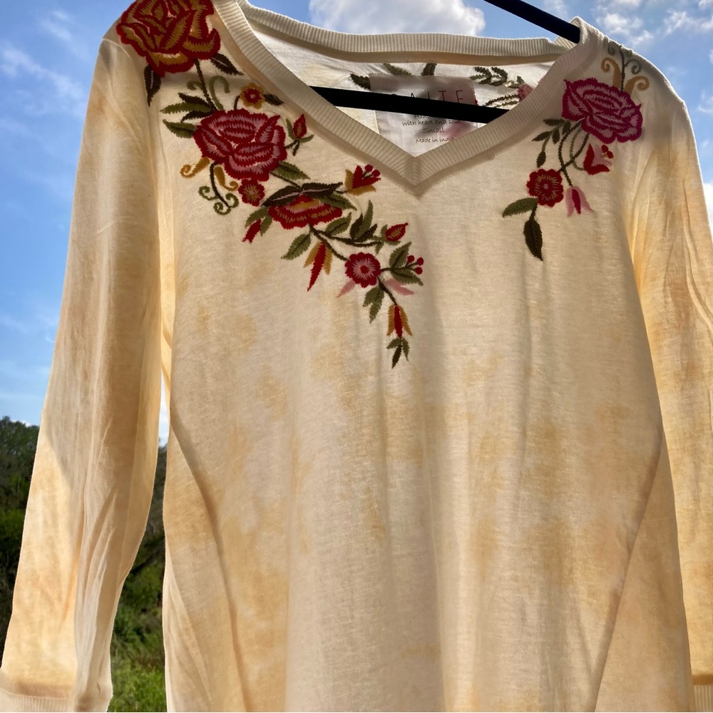 caite top blouse floral embroidery 
SIZE: S  SET OF 2 BLOUSES